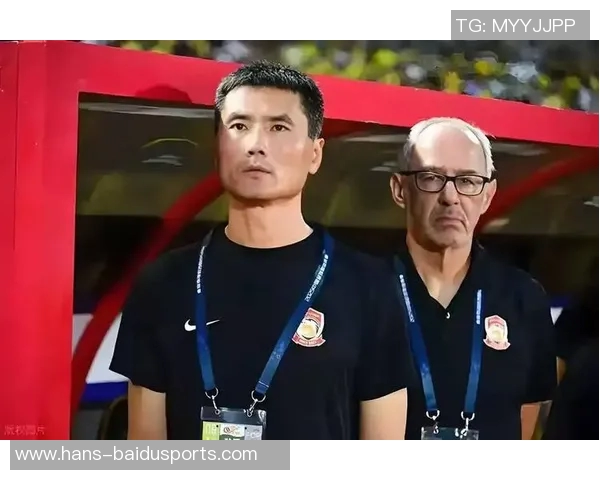 记者：邵佳一探班U22国足训练，与主帅安东尼奥相谈甚欢