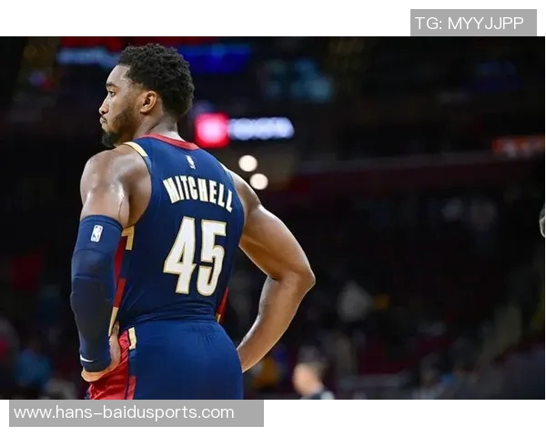 高难度！米切尔接球对抗防守，横移撤步中投打进加罚